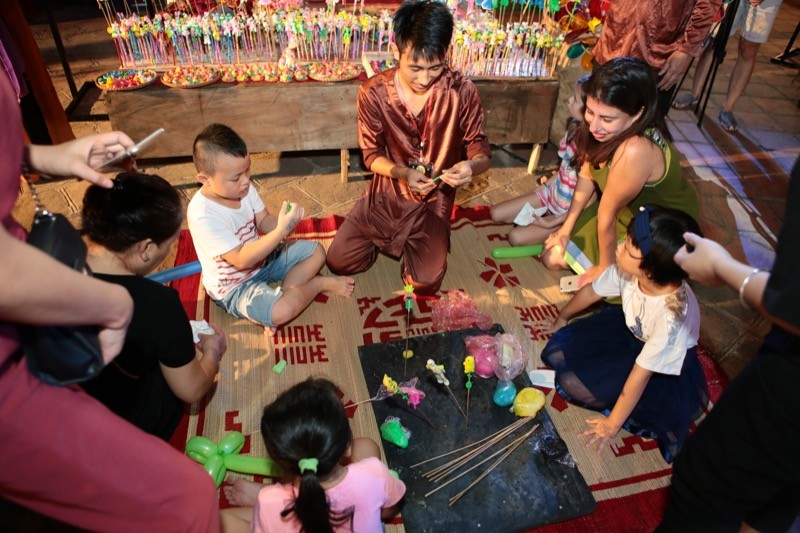 Ruc ro sac mau don Trung thu voi Thu Vong Nguyet o HN-Hinh-4